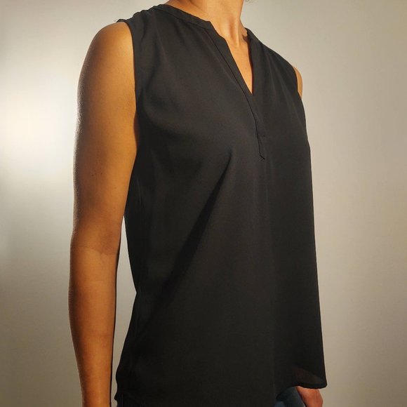 Ro & De Black V-Neck Sleeveless Top - Picture 4 of 7